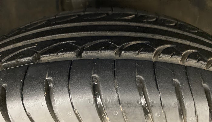 2013 Maruti Ritz VXI, Petrol, Manual, 80,297 km, Right Front Tyre Tread
