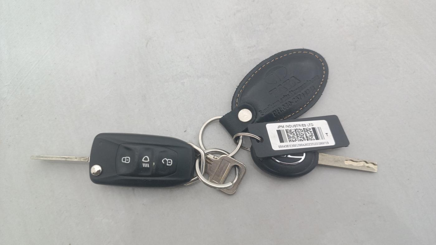 2022 Tata NEXON XM PETROL, Petrol, Manual, 34,404 km, Key Close Up