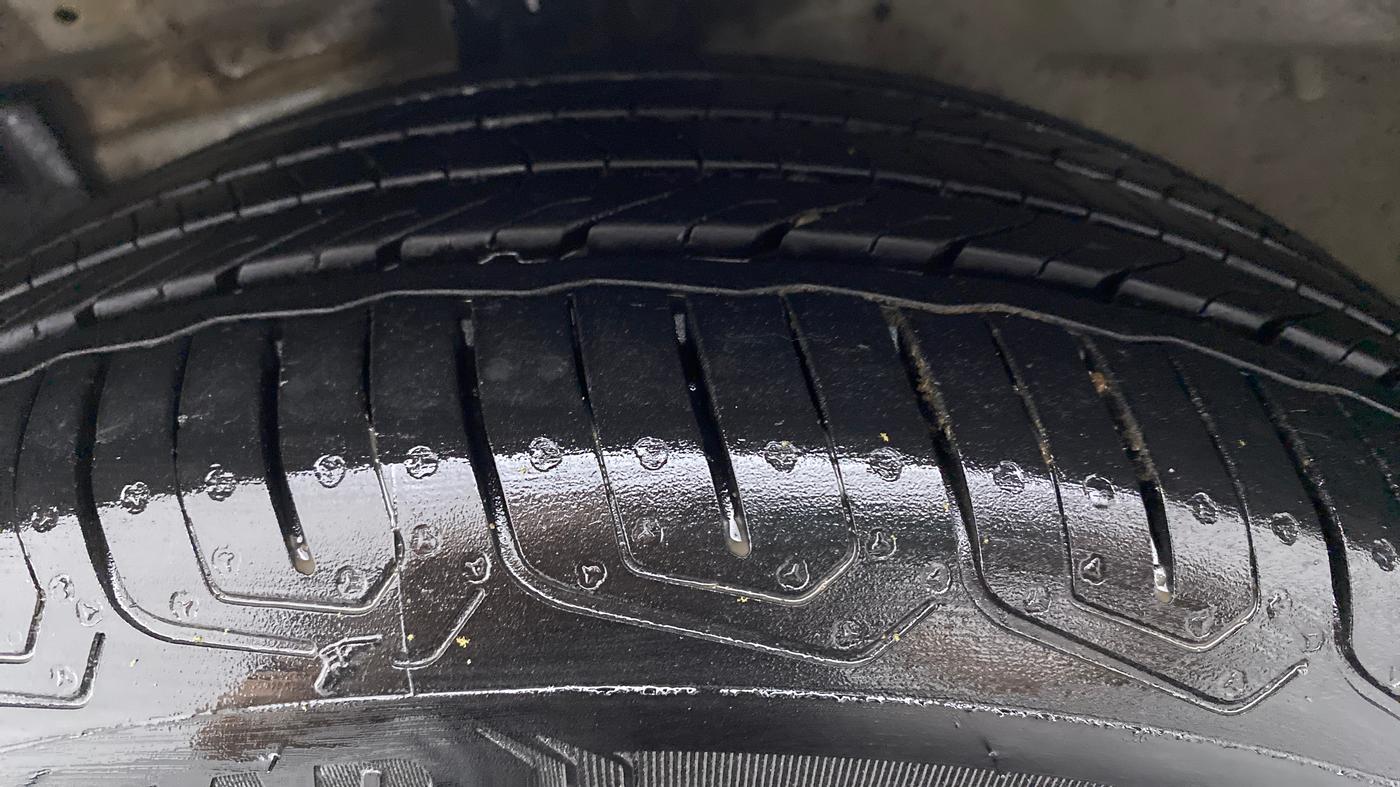 2018 Maruti Ciaz ALPHA 1.5 SHVS PETROL, Petrol, Manual, 36,809 km, Left Front Tyre Tread