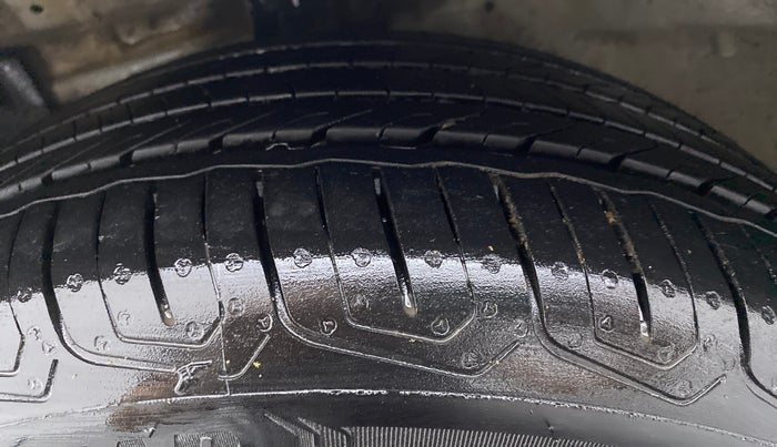 2018 Maruti Ciaz ALPHA 1.5 SHVS PETROL, Petrol, Manual, 36,809 km, Left Front Tyre Tread