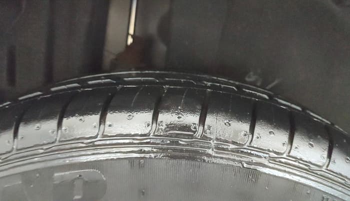 2013 Maruti Swift ZXI, Petrol, Manual, 60,904 km, Right Rear Tyre Tread