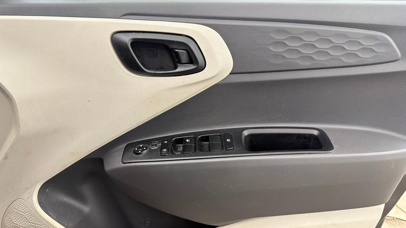 2022 Hyundai AURA S 1.2 CNG, CNG, Manual, 70,843 km, Driver Side Door Panels Control