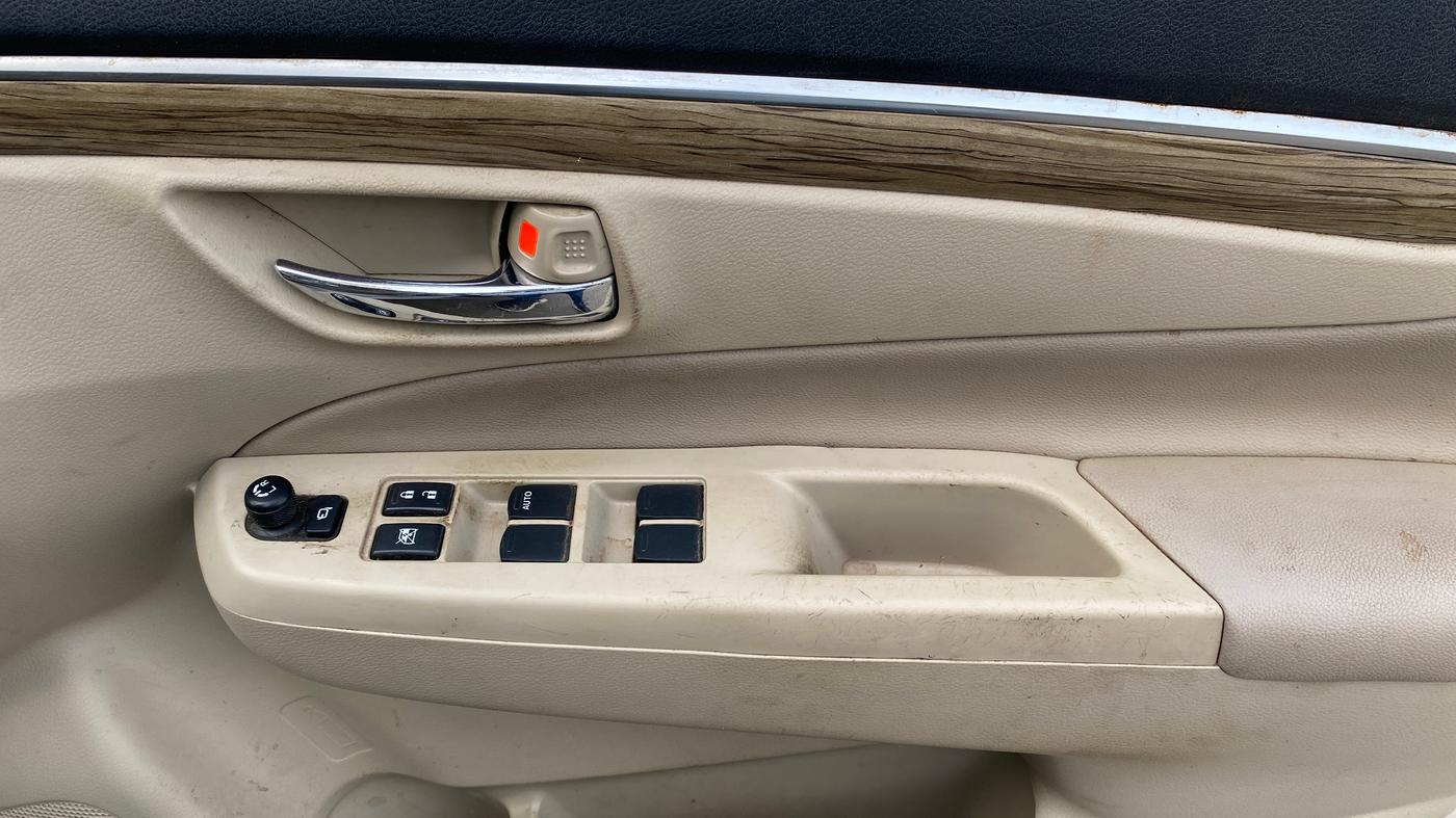 2019 Maruti Ciaz ALPHA 1.5 SHVS PETROL, CNG, Manual, 47,590 km, Driver Side Door Panels Control
