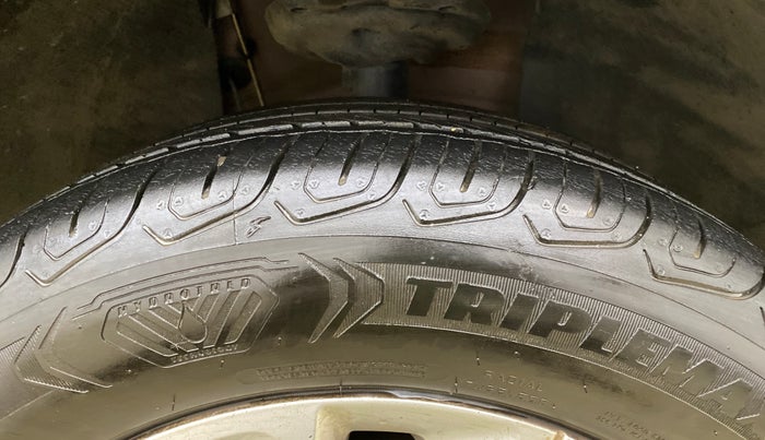 2022 Volkswagen TAIGUN HIGHLINE 1.0 TSI AT, Petrol, Automatic, 27,976 km, Right Front Tyre Tread