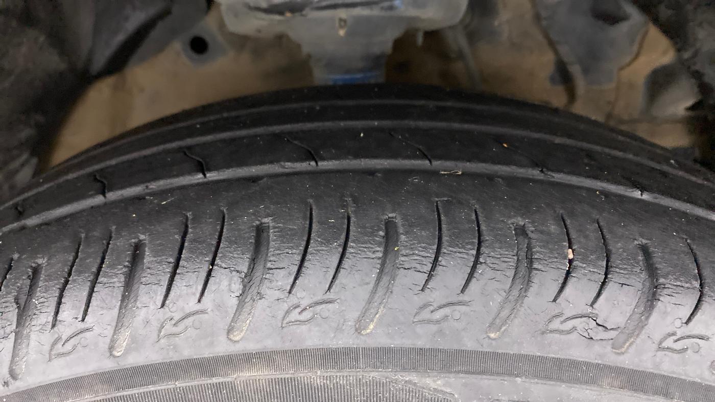 2019 Mahindra XUV300 W6 1.2 PETROL, Petrol, Manual, 40,899 km, Right Front Tyre Tread
