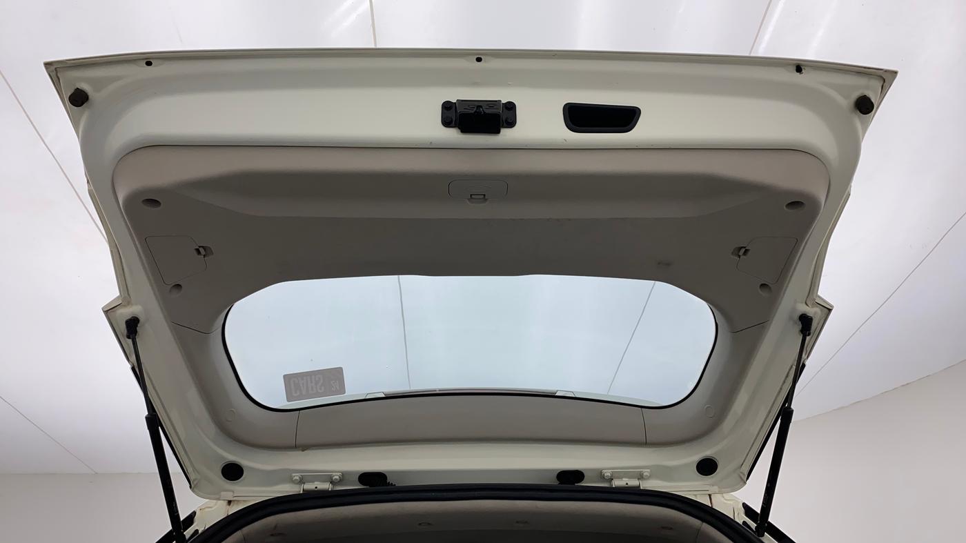 2019 Mahindra XUV300 W6 1.2 PETROL, Petrol, Manual, 40,899 km, Boot Door Open