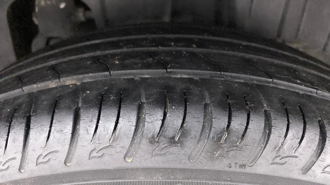 2019 Mahindra XUV300 W6 1.2 PETROL, Petrol, Manual, 40,899 km, Left Rear Tyre Tread