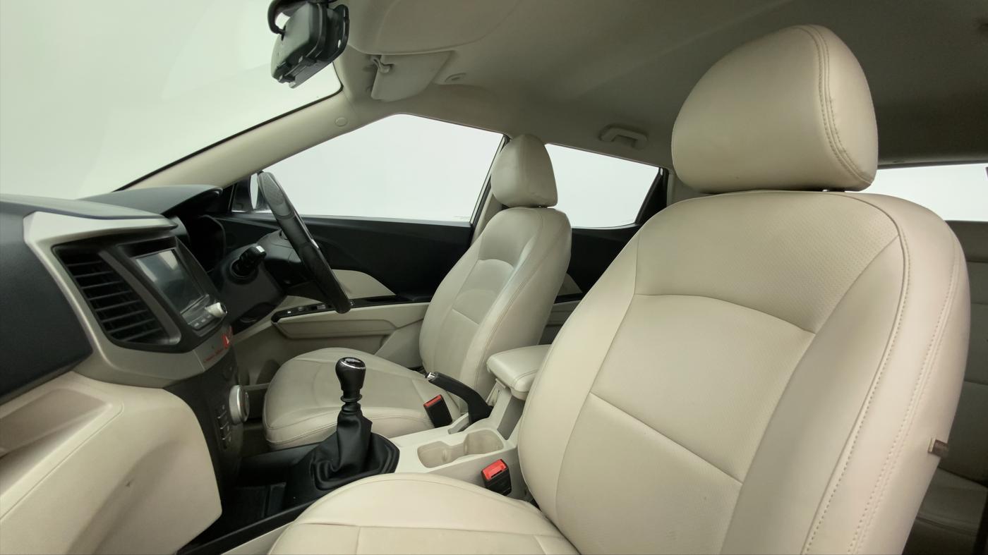 2019 Mahindra XUV300 W6 1.2 PETROL, Petrol, Manual, 40,899 km, Right Side Front Door Cabin