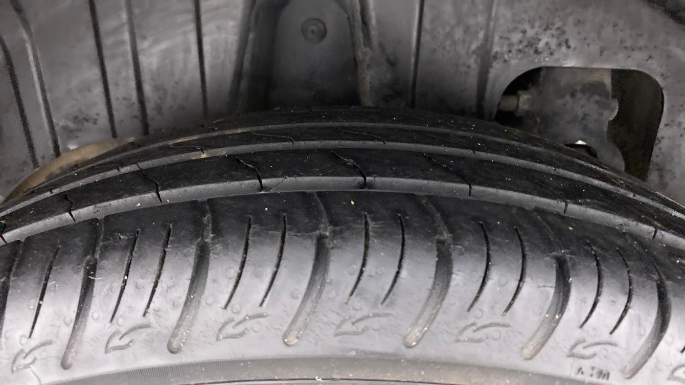 2019 Mahindra XUV300 W6 1.2 PETROL, Petrol, Manual, 40,899 km, Right Rear Tyre Tread