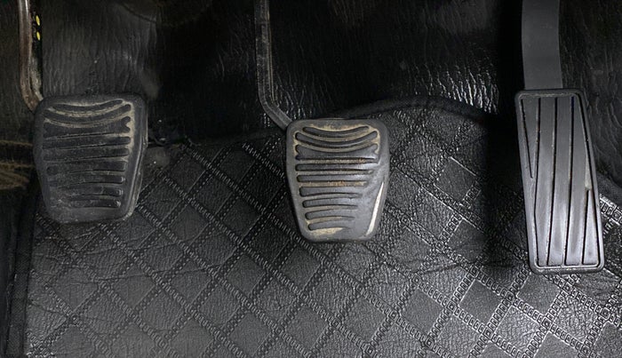 2017 Mahindra Kuv100 K4 6 STR, CNG, Manual, 58,450 km, Pedals