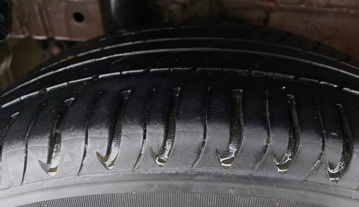 2017 Mahindra Kuv100 K4 6 STR, CNG, Manual, 58,450 km, Right Rear Tyre Tread