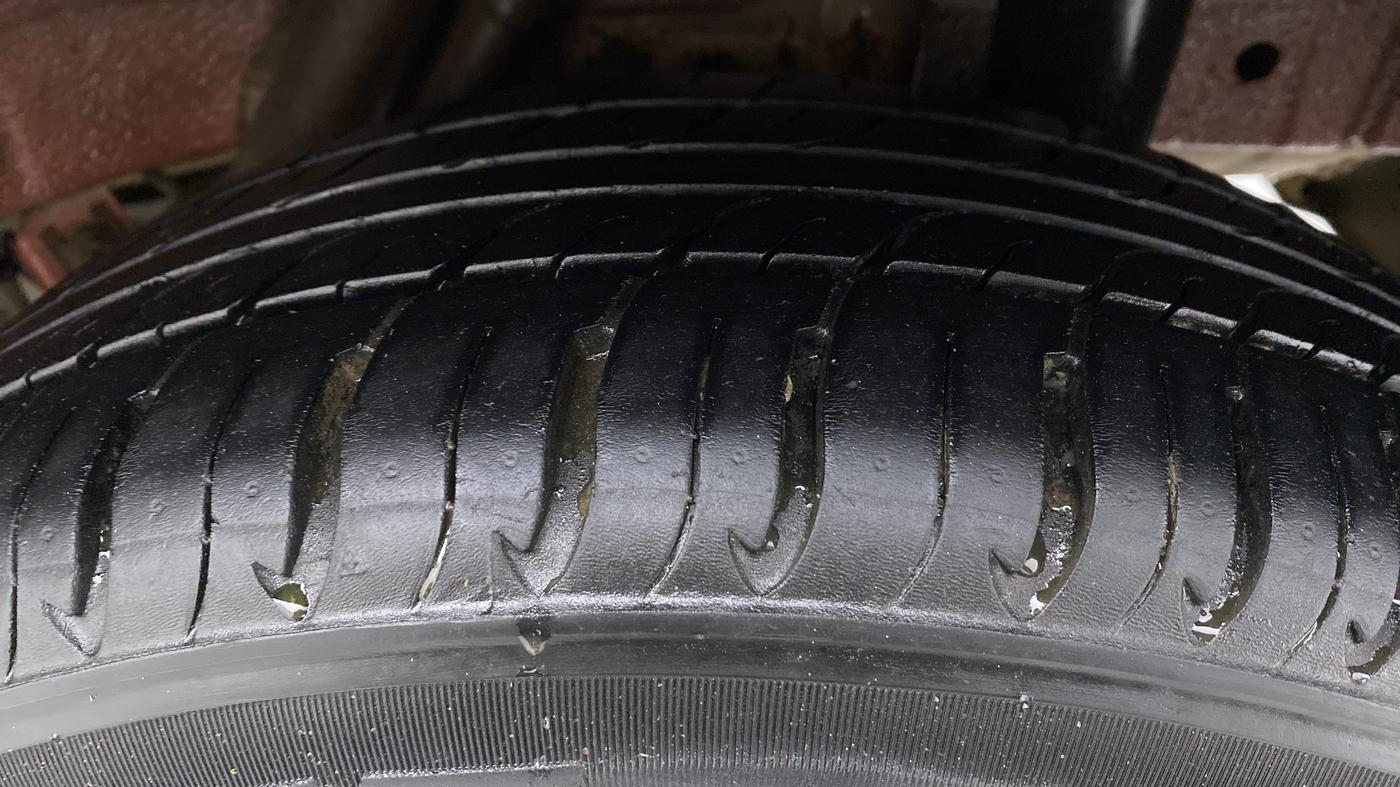 2017 Mahindra Kuv100 K4 6 STR, CNG, Manual, 58,450 km, Left Rear Tyre Tread