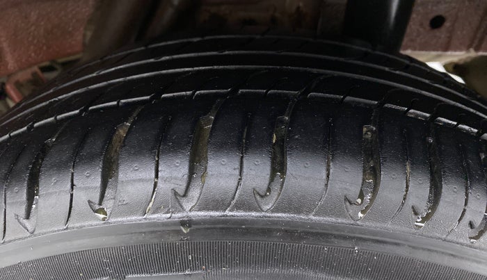 2017 Mahindra Kuv100 K4 6 STR, CNG, Manual, 58,450 km, Left Rear Tyre Tread