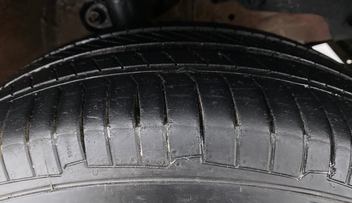 2017 Mahindra Kuv100 K4 6 STR, CNG, Manual, 58,450 km, Right Front Tyre Tread