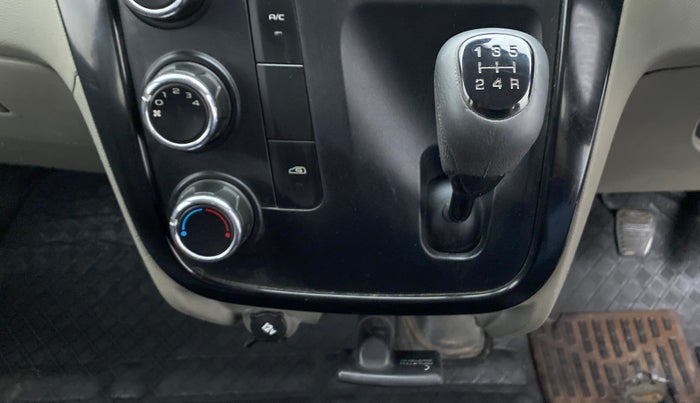 2017 Mahindra Kuv100 K4 6 STR, CNG, Manual, 58,450 km, Gear Lever