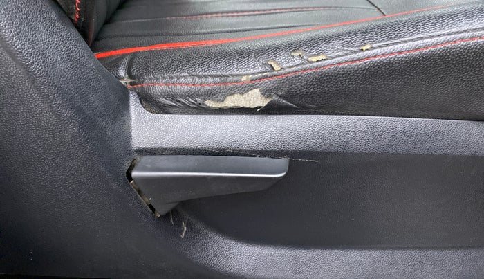 2017 Mahindra Kuv100 K4 6 STR, CNG, Manual, 58,450 km, Driver Side Adjustment Panel