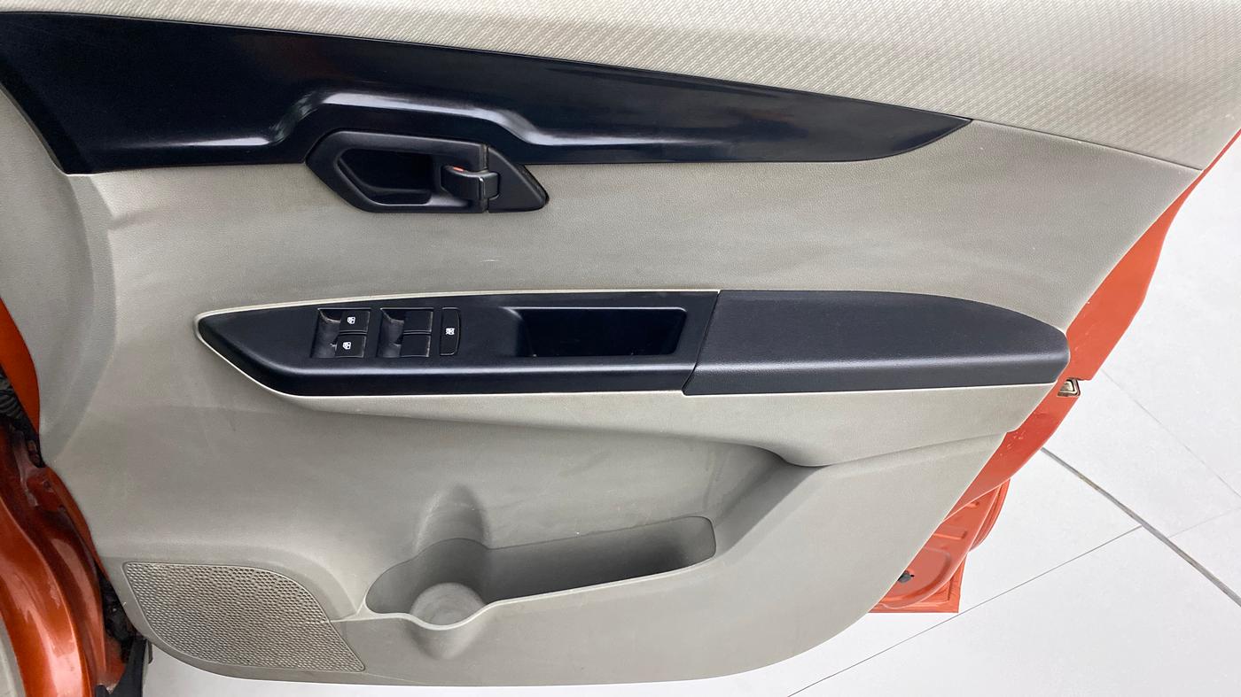 2017 Mahindra Kuv100 K4 6 STR, CNG, Manual, 58,450 km, Driver Side Door Panels Control