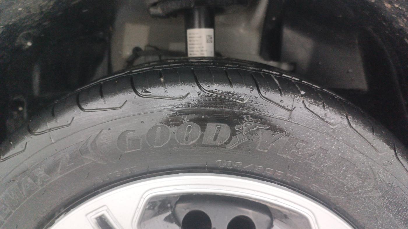 2024 Tata NEXON Smart Plus 1.2 Revotron 6 AMT, Petrol, Automatic, 5,811 km, Right Front Tyre Tread