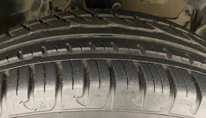 2017 Renault Duster RXE PETROL, Petrol, Manual, 68,233 km, Right Front Tyre Tread