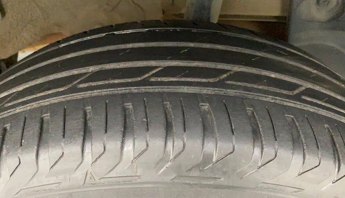 2017 Renault Duster RXE PETROL, Petrol, Manual, 68,233 km, Left Rear Tyre Tread