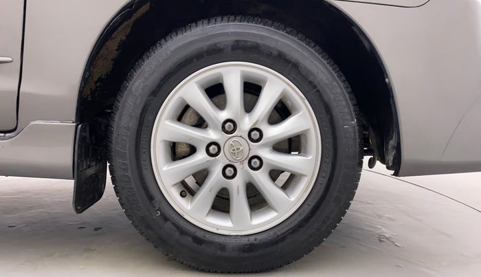 2014 Toyota Innova 2.5 VX 7 STR BS IV, Diesel, Manual, Right Front Wheel