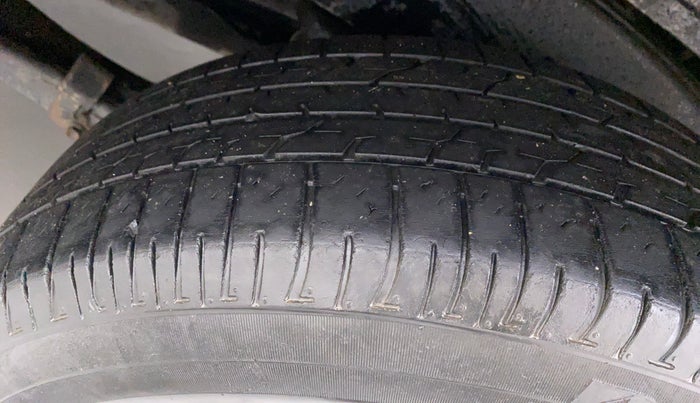2014 Toyota Innova 2.5 VX 7 STR BS IV, Diesel, Manual, Left Rear Tyre Tread