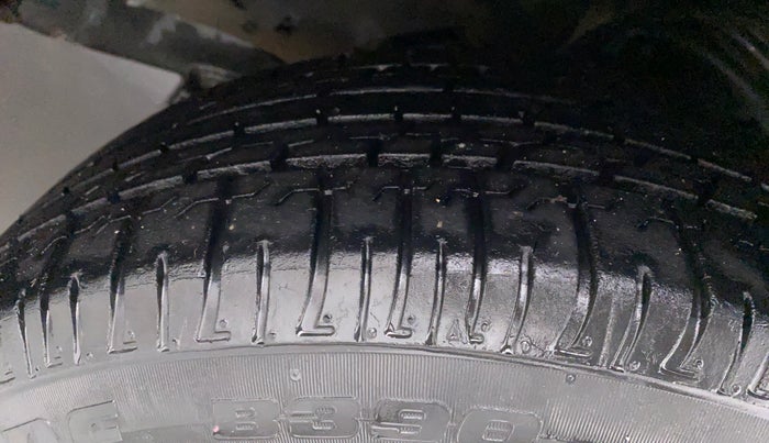 2014 Toyota Innova 2.5 VX 7 STR BS IV, Diesel, Manual, Right Front Tyre Tread