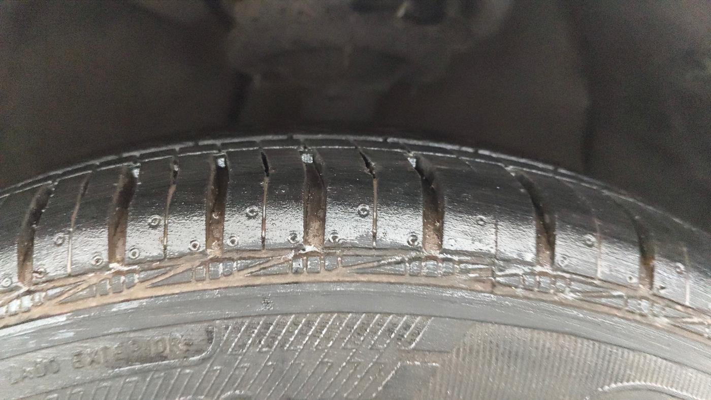 2017 Hyundai Grand i10 SPORTZ (O) AT 1.2 KAPPA VTVT, CNG, Automatic, 42,474 km, Right Front Tyre Tread