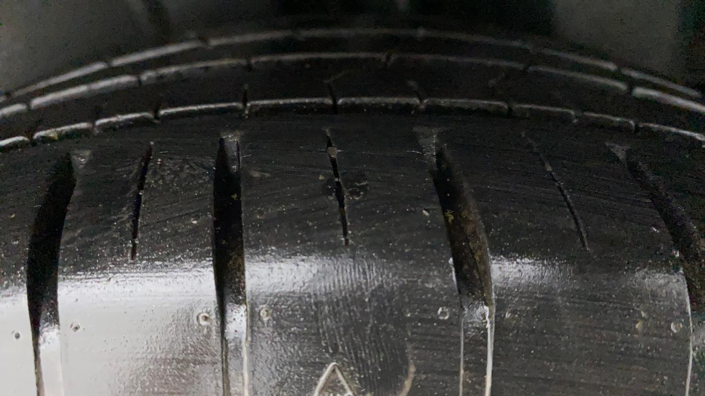 2015 Maruti Ciaz ZXI+ RS, Petrol, Manual, 88,085 km, Left Rear Tyre Tread