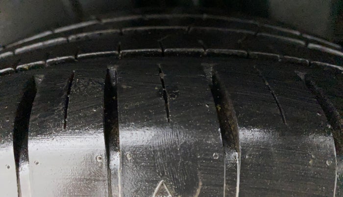 2015 Maruti Ciaz ZXI+ RS, Petrol, Manual, 88,085 km, Left Rear Tyre Tread