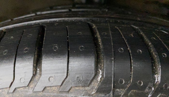 2015 Maruti Ciaz ZXI+ RS, Petrol, Manual, 88,085 km, Right Front Tyre Tread