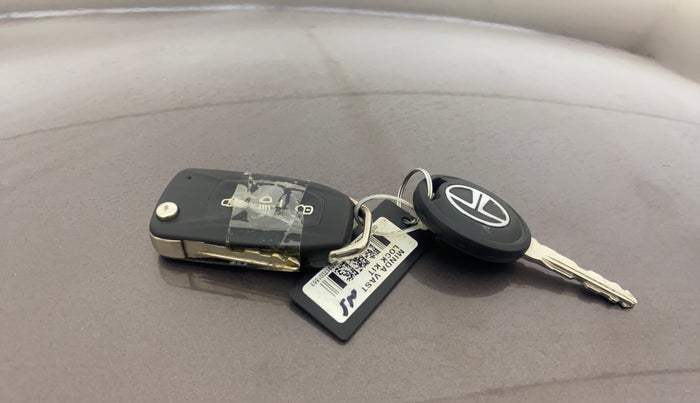 2017 Tata TIGOR XZ (O) PETROL, Petrol, Manual, 1,03,463 km, Key Close Up