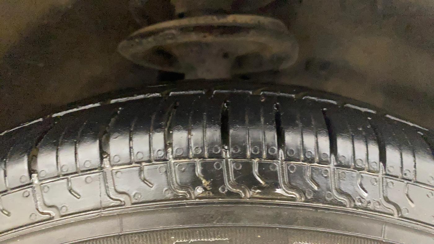 2015 Maruti Ritz VXI, CNG, Manual, 1,30,066 km, Right Front Tyre Tread