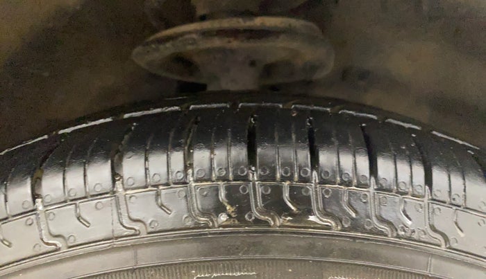 2015 Maruti Ritz VXI, CNG, Manual, 1,30,066 km, Right Front Tyre Tread