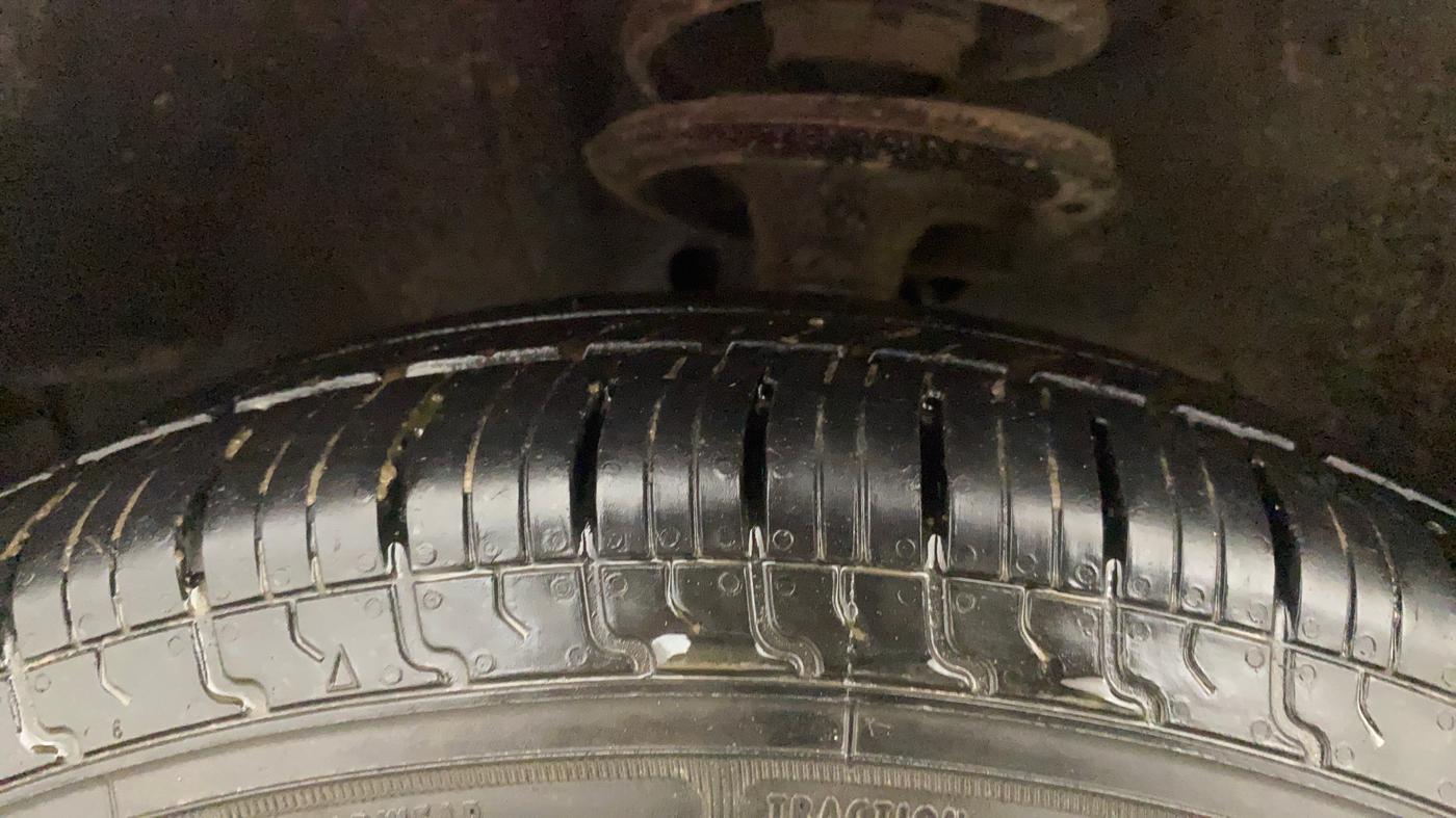 2015 Maruti Ritz VXI, CNG, Manual, 1,30,066 km, Left Front Tyre Tread