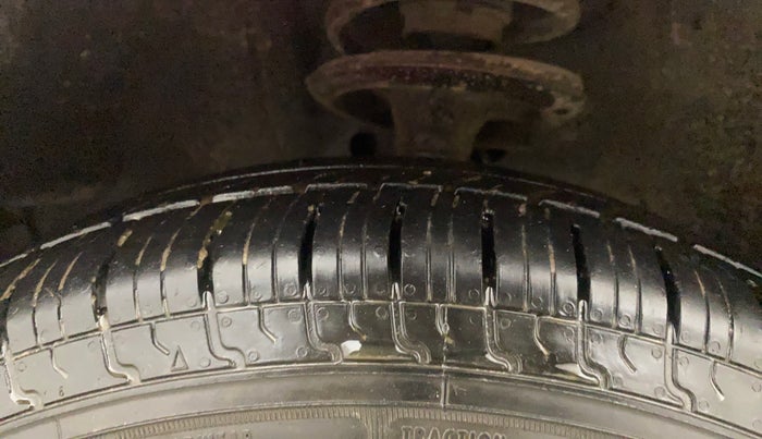 2015 Maruti Ritz VXI, CNG, Manual, 1,30,066 km, Left Front Tyre Tread