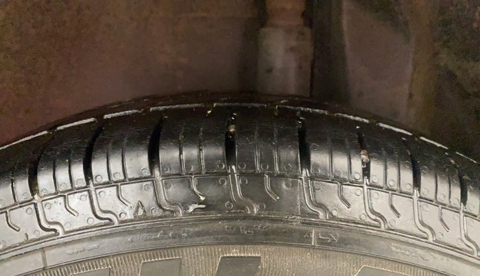2015 Maruti Ritz VXI, CNG, Manual, 1,30,066 km, Left Rear Tyre Tread