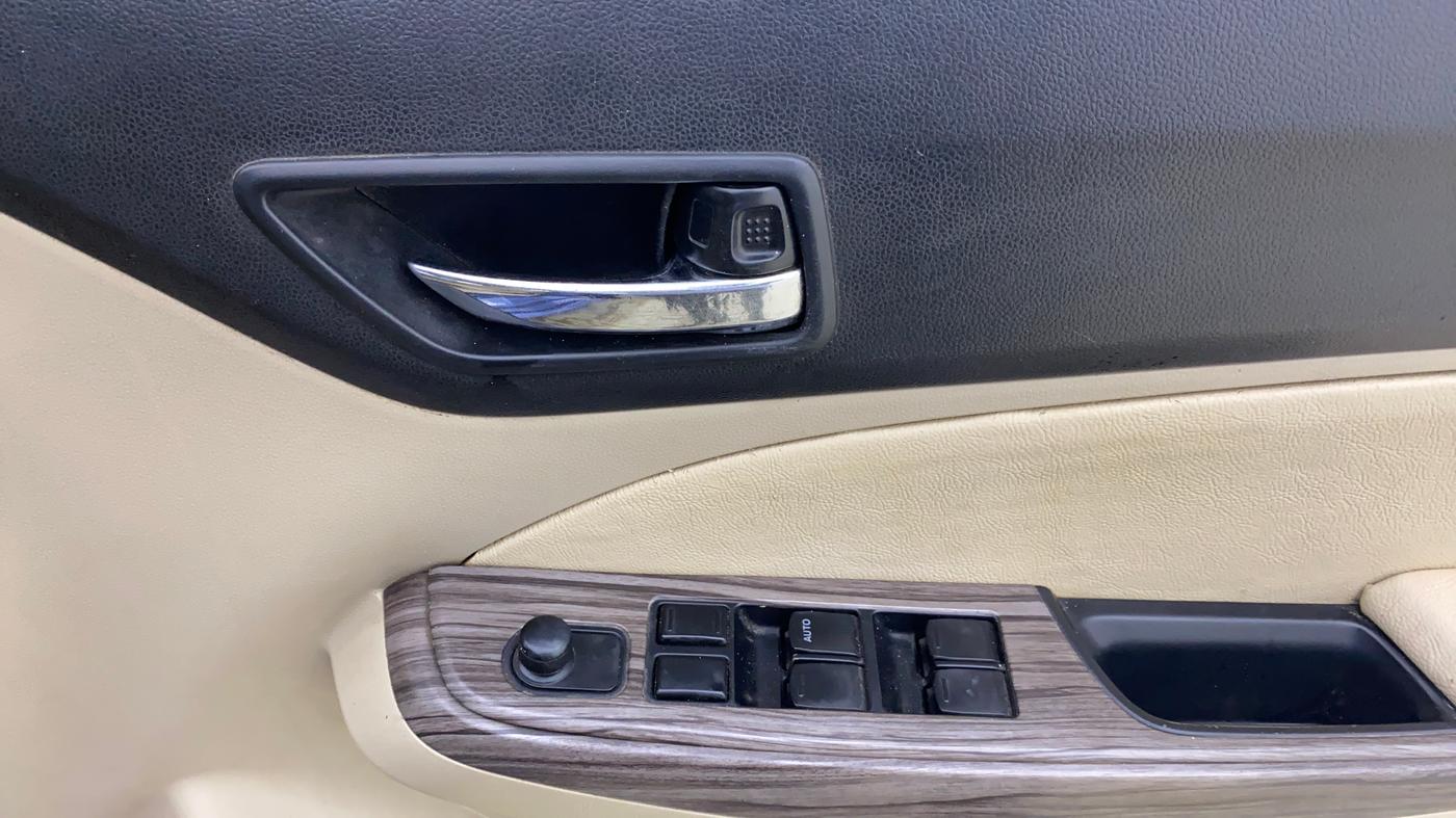 2017 Maruti Dzire VXI, CNG, Manual, 1,33,655 km, Driver Side Door Panels Control