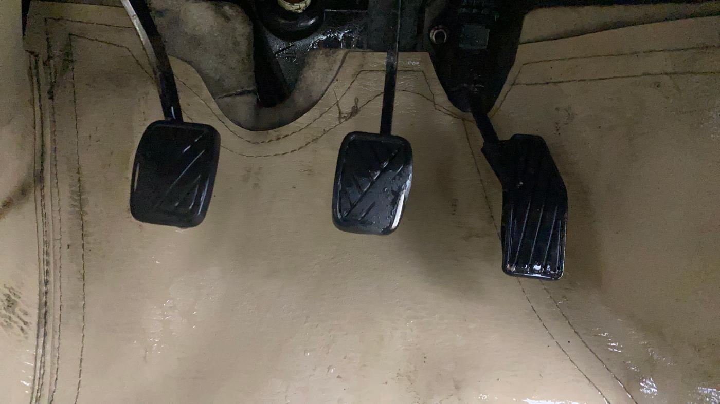 2017 Maruti Dzire VXI, CNG, Manual, 1,33,655 km, Pedals
