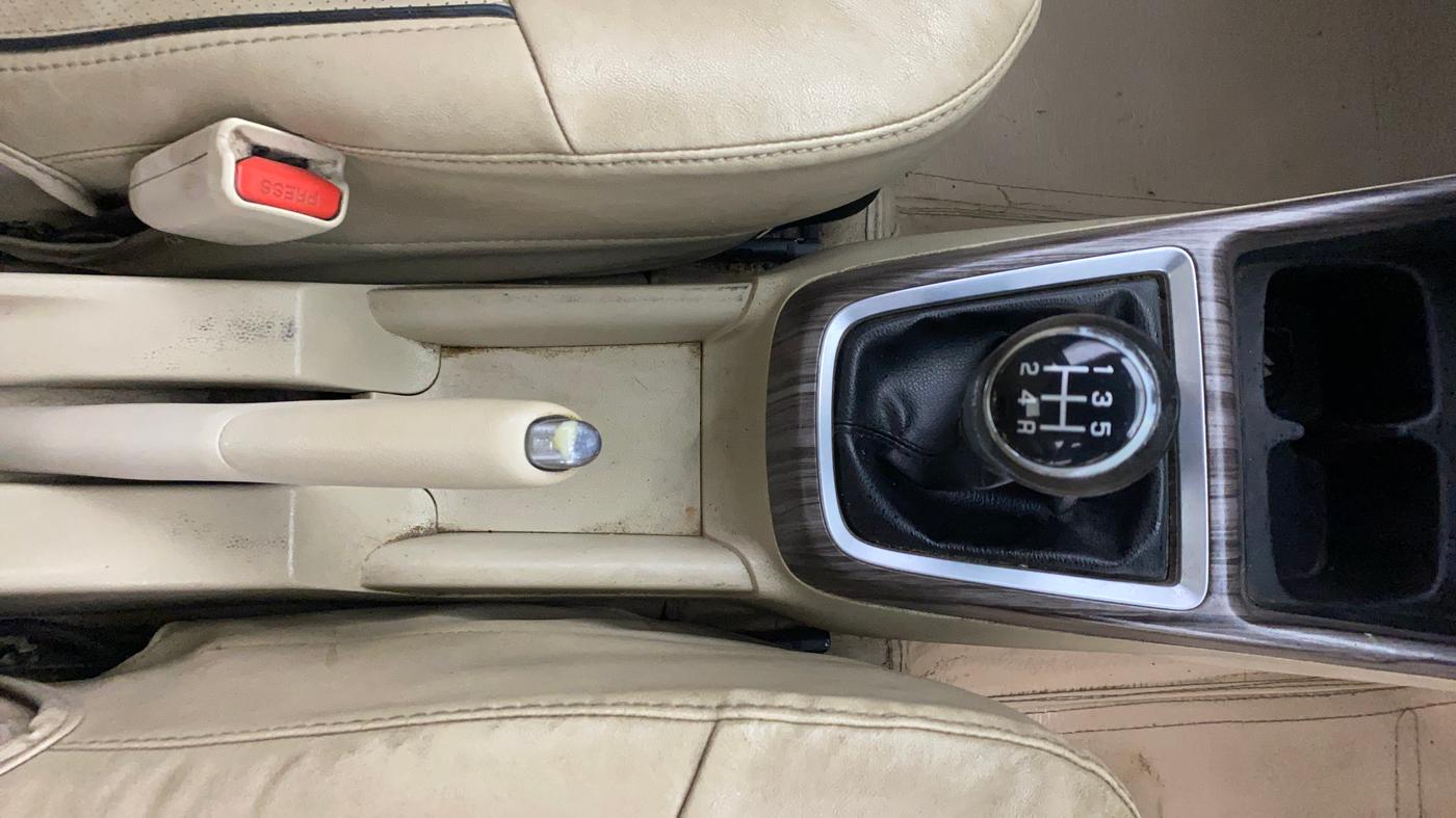 2017 Maruti Dzire VXI, CNG, Manual, 1,33,655 km, Gear Lever