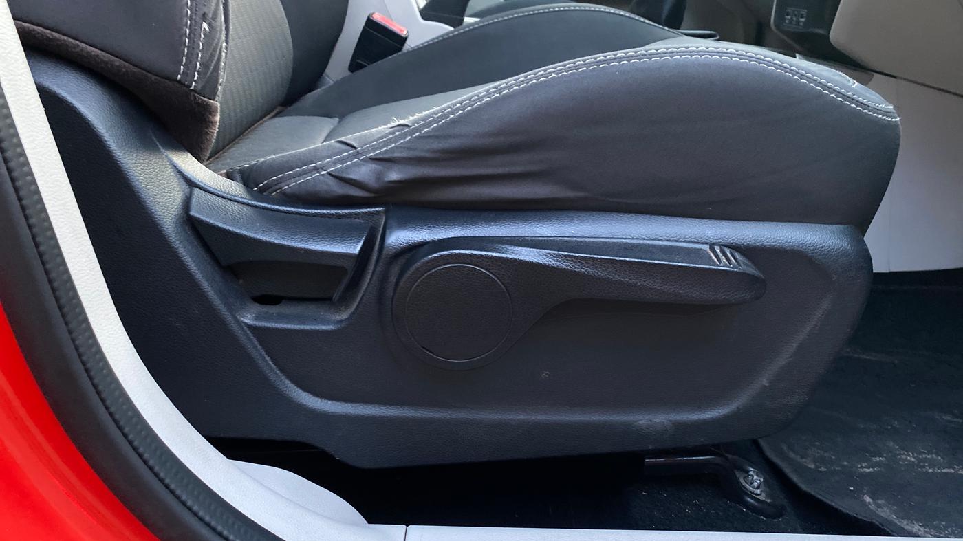 2019 Mahindra XUV300 W8 1.2 PETROL, Petrol, Manual, 80,467 km, Driver Side Adjustment Panel