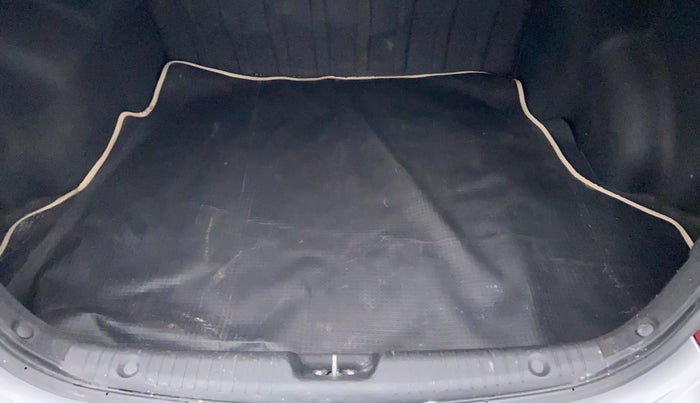 2015 Hyundai Verna FLUIDIC 1.6 VTVT S (O)  MT, Petrol, Manual, 25,274 km, Boot Inside View
