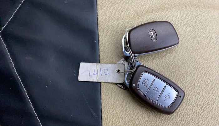 2017 Hyundai Creta SX PLUS 1.6 PETROL, Petrol, Manual, 1,08,218 km, Key Close Up