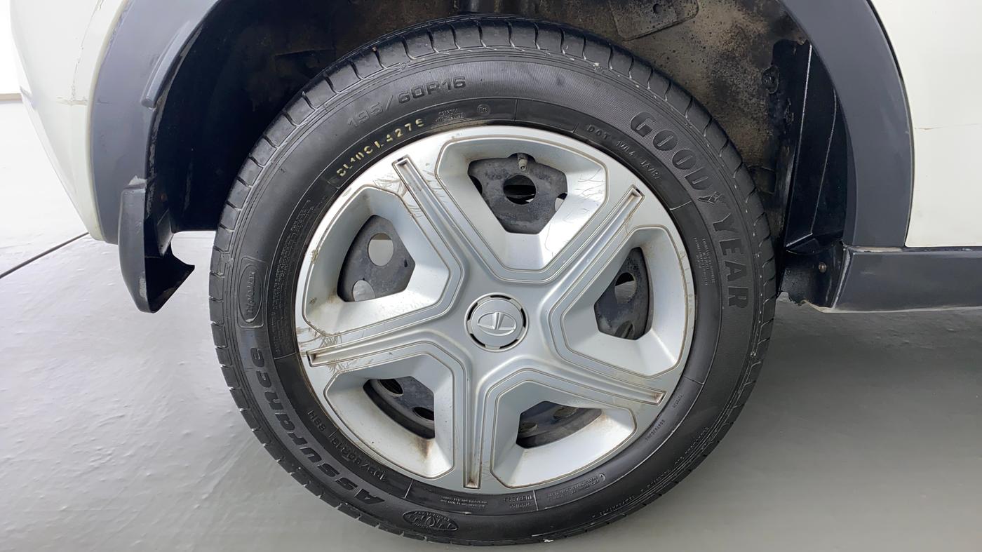 2018 Tata NEXON XT 1.2, Petrol, Manual, 27,669 km, Right Rear Wheel