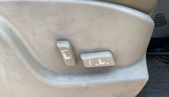 2016 Mahindra XUV500 W10 AT, Diesel, Automatic, 1,00,535 km, Driver Side Adjustment Panel