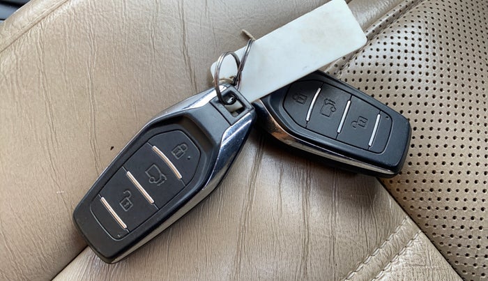 2016 Mahindra XUV500 W10 AT, Diesel, Automatic, 1,00,535 km, Key Close Up