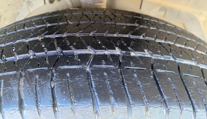 2016 Mahindra XUV500 W10 AT, Diesel, Automatic, 1,00,535 km, Right Front Tyre Tread