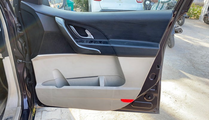 2016 Mahindra XUV500 W10 AT, Diesel, Automatic, 1,00,535 km, Driver Side Door Panels Control