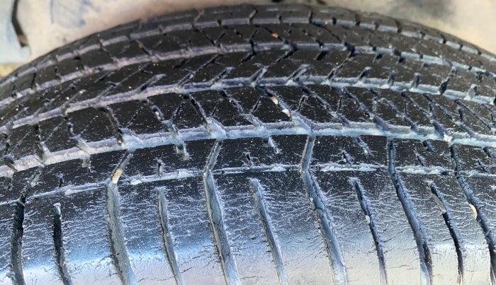 2016 Mahindra XUV500 W10 AT, Diesel, Automatic, 1,00,535 km, Right Rear Tyre Tread