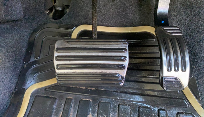 2016 Mahindra XUV500 W10 AT, Diesel, Automatic, 1,00,535 km, Pedals